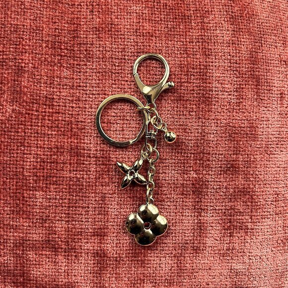 GOLD CLOVER Bag Charm Gold Tone - Picture 4 of 9